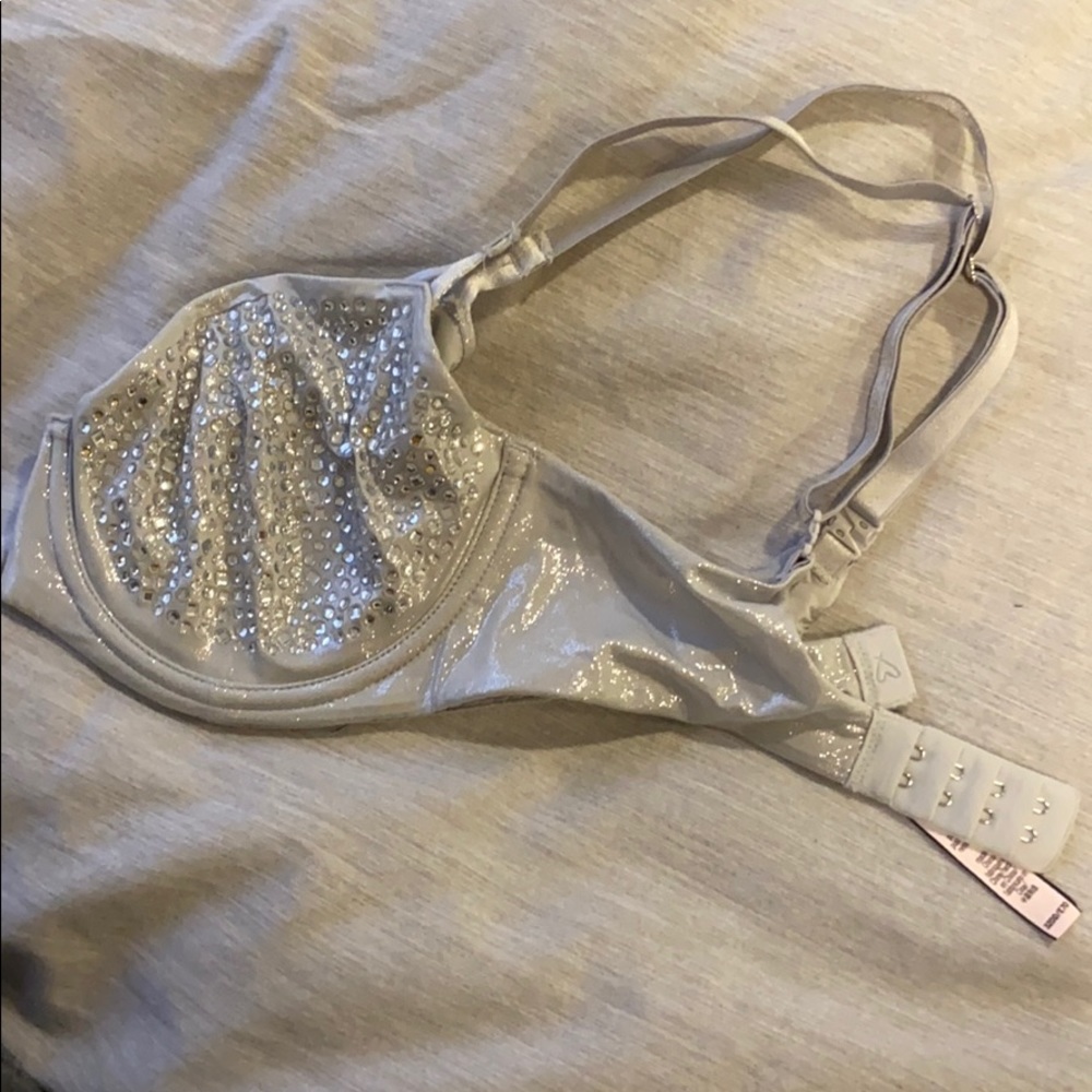 Beautiful never worn VS bra - Picture 2 of 5